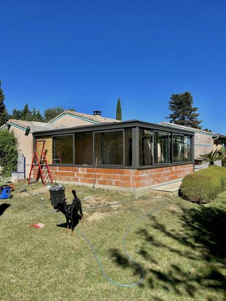 Véranda aluminium WALLIS Gris 2900 sablé terminée et intégrée à l'habitation