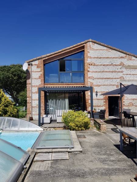 Installation pergola bioclimatique aluminium sur terrasse à Lacroix-Falgarde