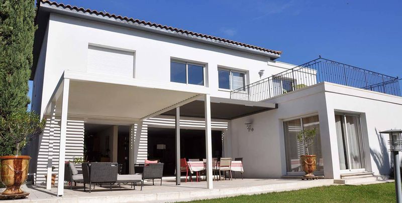 2 pergolas bioclimatiques accolées, coloris blanc et gris anthracite