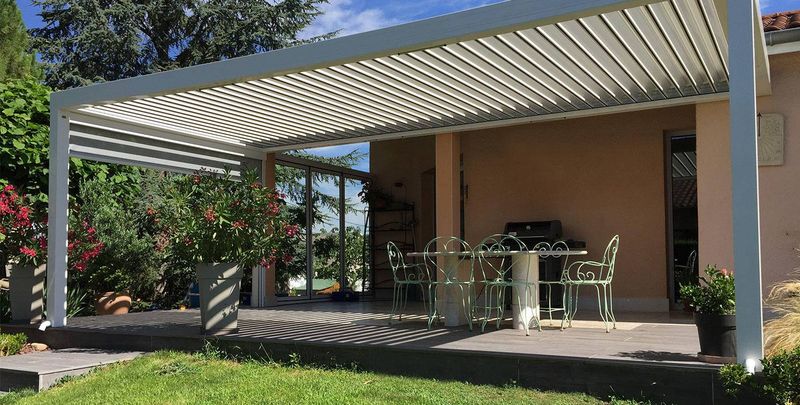 pergola bioclimatique aluminium beige avec protection latérale