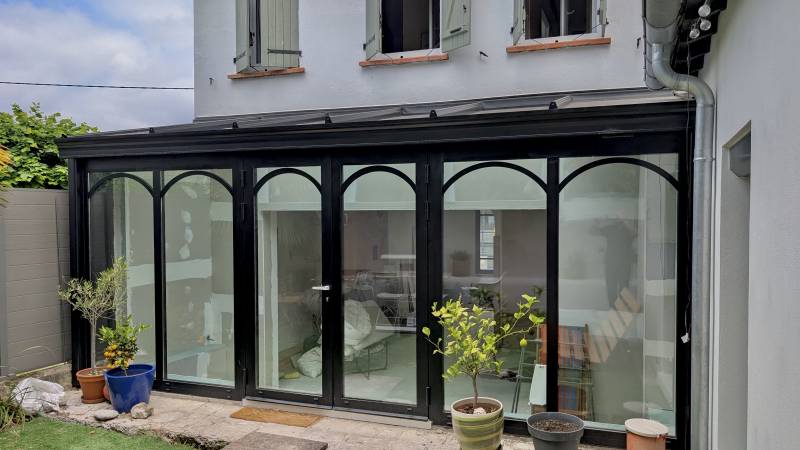 Installation véranda aluminium moderne en rénovation à Toulouse Est